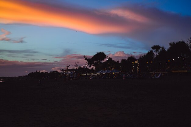 pôr do sol no oceano. lindo céu brilhante, reflexo na água, ondas.