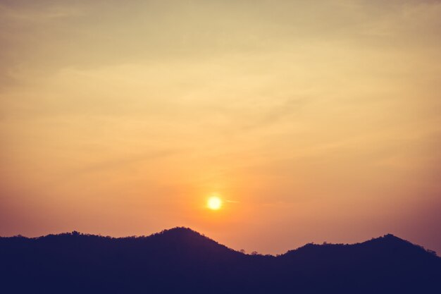 Pôr do sol sobre a montanha