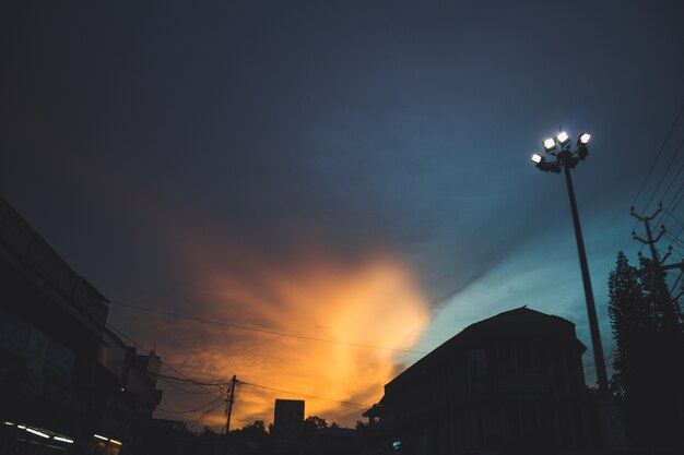 Pôr do sol sobre uma cidade