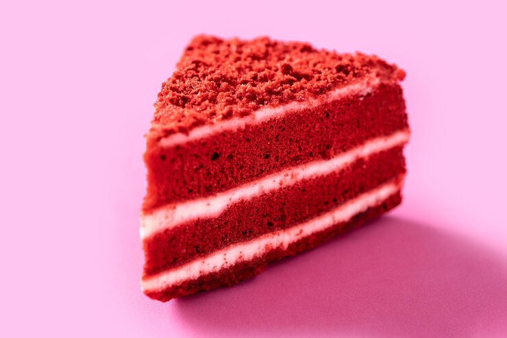 Foto grátis porção de bolo de veludo tradicional no fundo rosa