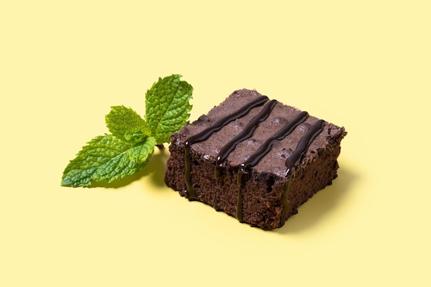 Foto grátis porções de brownie de chocolate em fundo amarelo