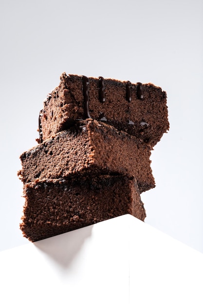 Foto grátis porções de brownie de chocolate em fundo cinza