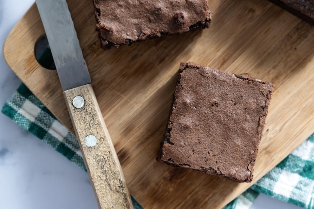 Foto grátis porções de brownie de chocolate em fundo de mármore