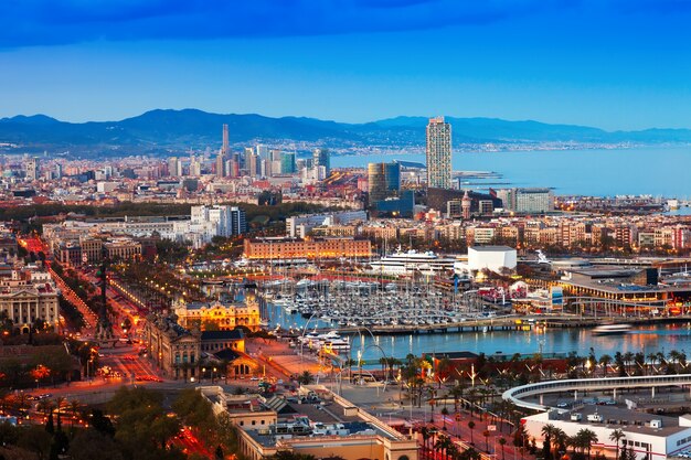 Port Vell durante o pôr do sol de Montjuic