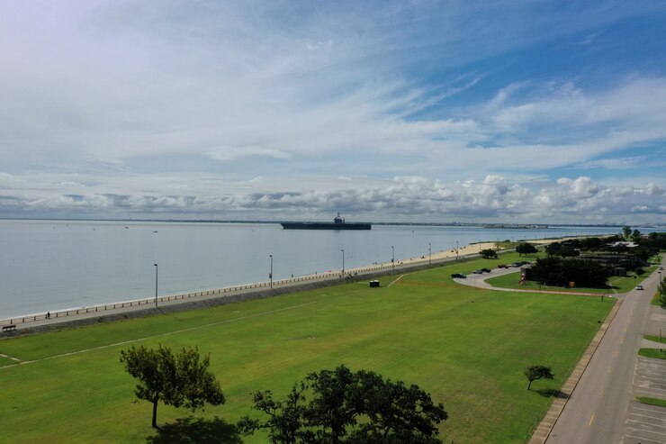 Foto grátis porta-aviões mar aberto em direção ao mar