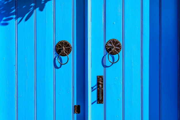 Porta de estilo mediterrâneo resistido com azul