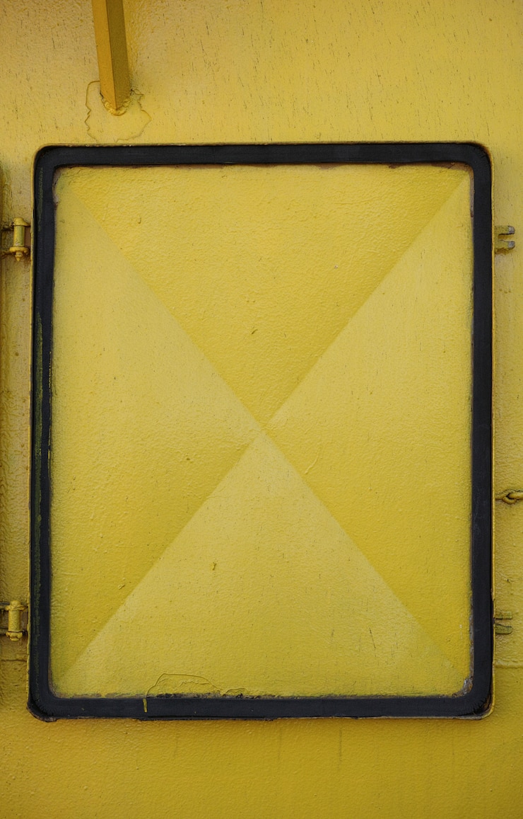 Foto grátis porta de metal amarelo