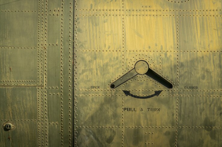 Foto grátis porta do avião militar