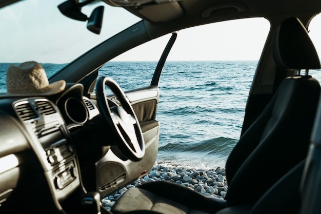 Foto grátis porta do carro aberta pelo mar