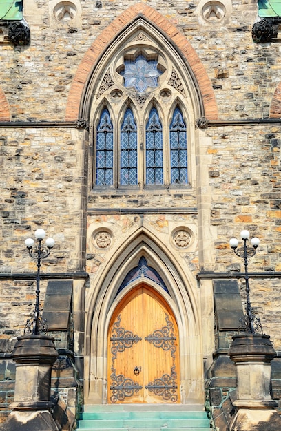 Porta do edifício histórico em Ottawa