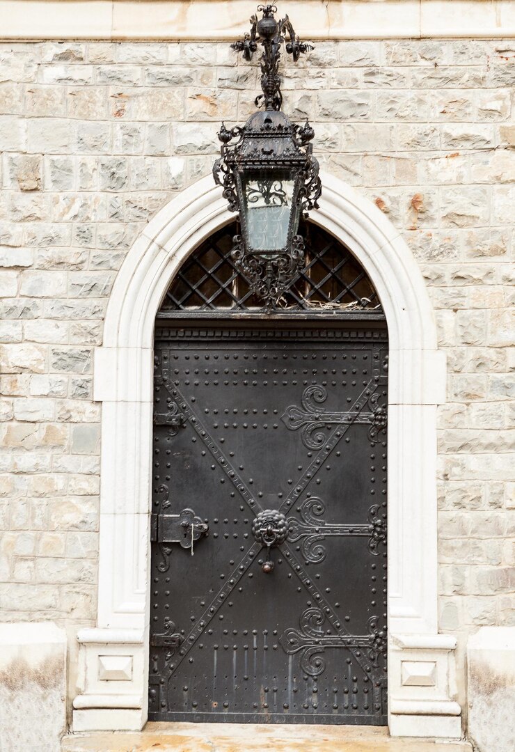 Foto grátis porta medieval do castelo de peles na romênia