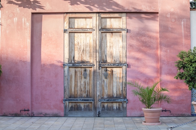 Porta na parede vermelha.