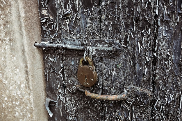 Porta velha com cascas de tinta e trava