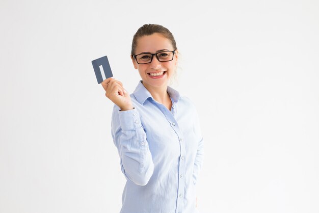 Portador de cartão feminino positivo feliz em receber dinheiro de volta