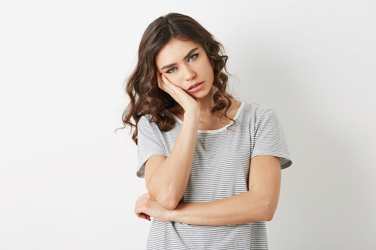 Foto grátis portait de uma jovem muito cansada tendo um problema, frustrada, estresse, emoção triste, isolada, olhando para a câmera, camiseta simples