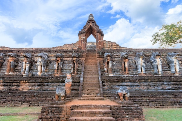 Portão antigo no templo Wat Chang Rob em Kamphaeng Phet Historical Park Património Mundial da UNESCO