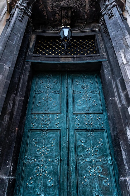 Portas antigas nas portas velhas de turquesa da catedral