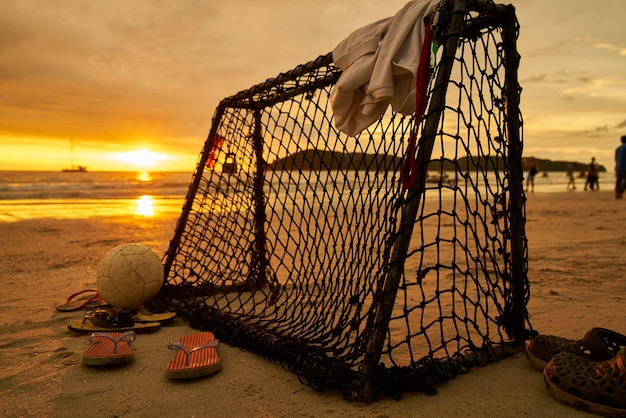 Porter em uma praia ao pôr do sol