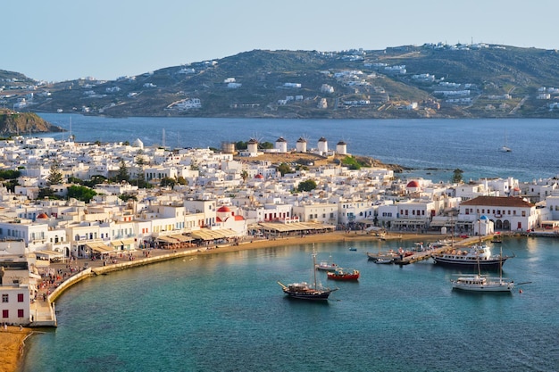 Porto da ilha de mykonos com barcos das ilhas cíclades da grécia