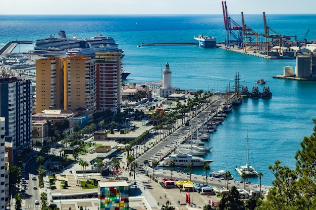 Porto de uma cidade costeira