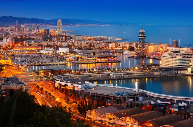 Porto em Barcelona durante a noite. Espanha