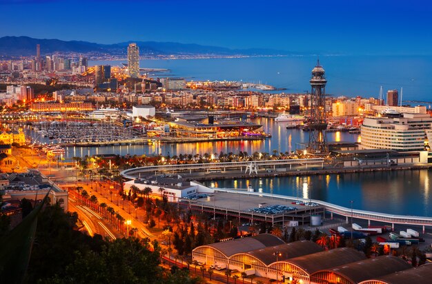 Porto em Barcelona durante a noite. Espanha