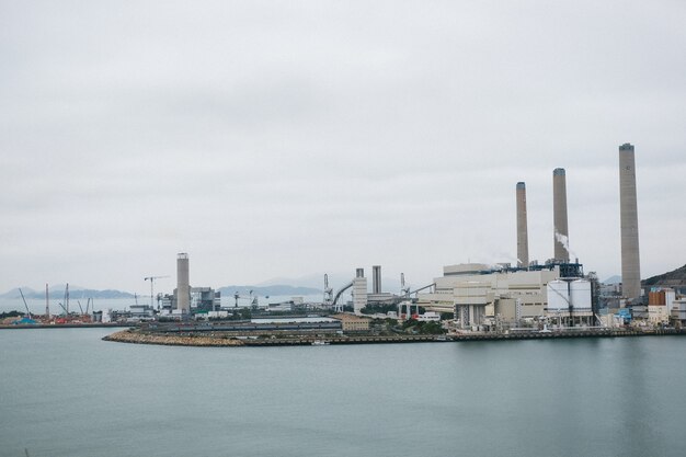 Porto industrial com edifícios de concreto