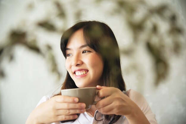 Portriat asiático bonito da jovem senhora - conceito feliz do estilo de vida da mulher