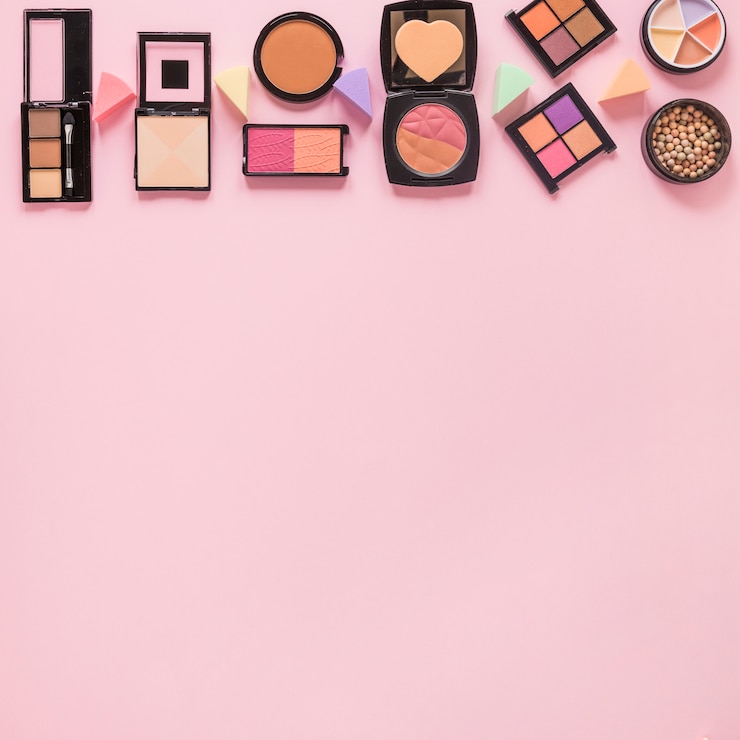 Foto grátis pós faciais com sombras de olho na mesa-de-rosa