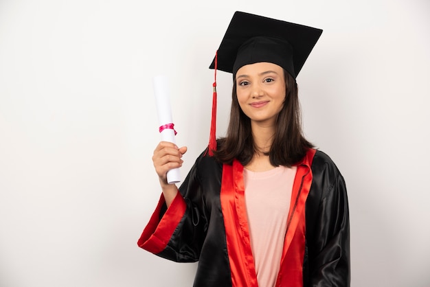 Pós-graduação fresco com diploma posando em fundo branco.