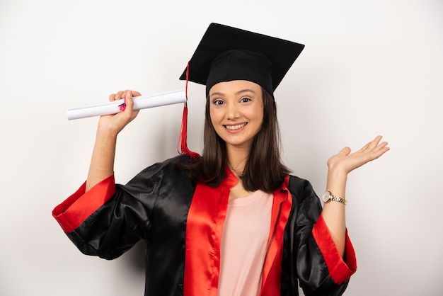 Foto grátis pós-graduação fresco com diploma, sentindo-se feliz em um fundo branco.