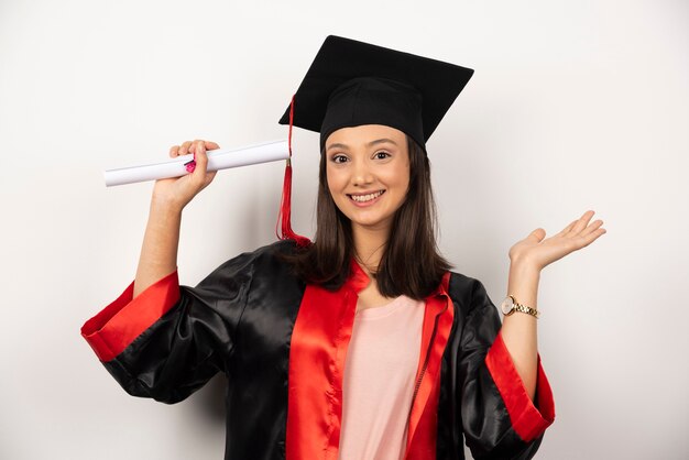 Pós-graduação fresco com diploma, sentindo-se feliz em um fundo branco.