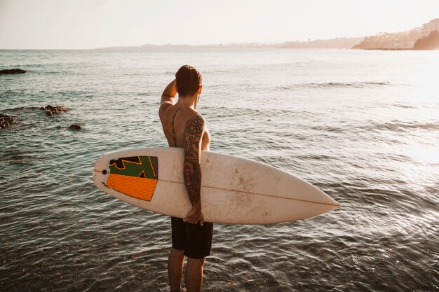 Posição homem, com, surfboard, em, mar