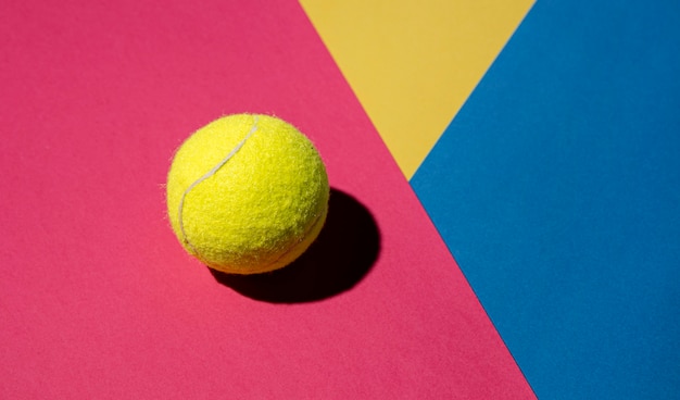 Posição plana da bola de tênis com espaço de cópia