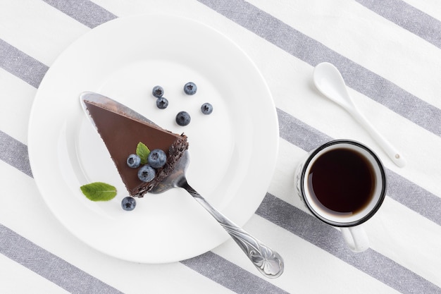 Posição plana da fatia de bolo de chocolate no prato