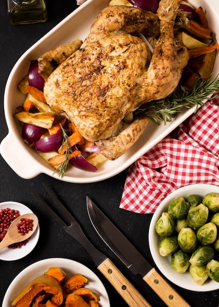 Posição plana da mesa de ação de graças com frango assado e outros ingredientes