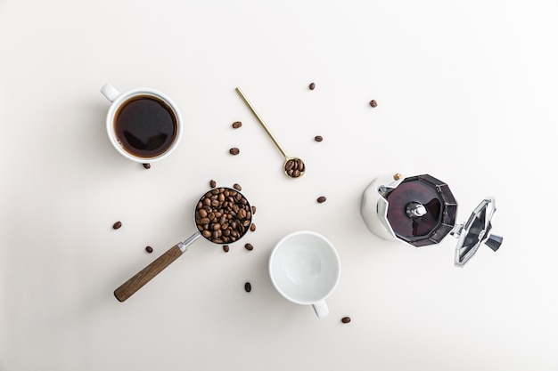 Posição plana da xícara de café com chaleira e caneca vazia