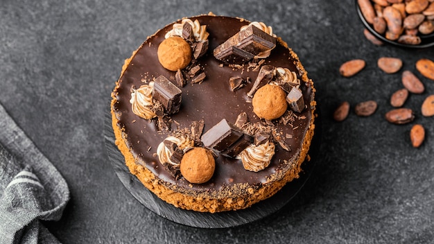 Posição plana de delicioso bolo de chocolate no suporte