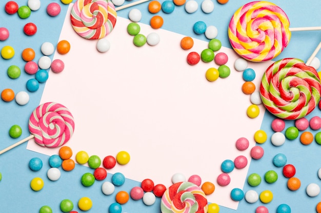 Posição plana de deliciosos doces coloridos