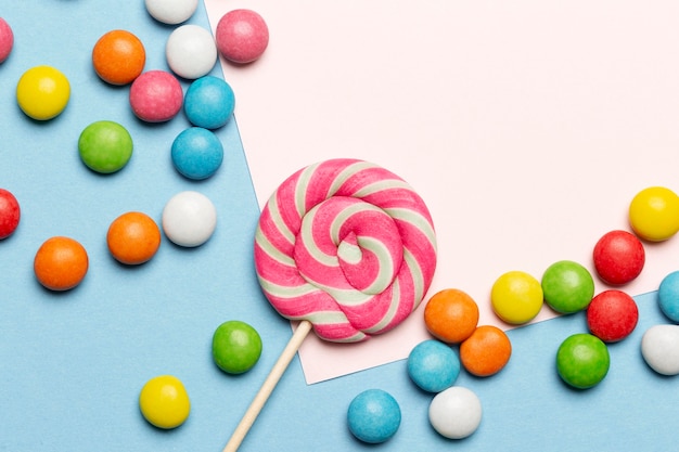 Foto grátis posição plana de deliciosos doces coloridos