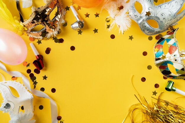 Posição plana de uma máscara de carnaval