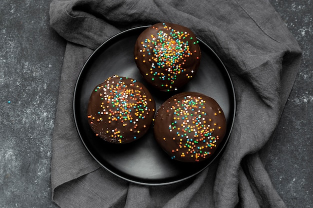 Foto grátis posição plana do prato com muffins de chocolate