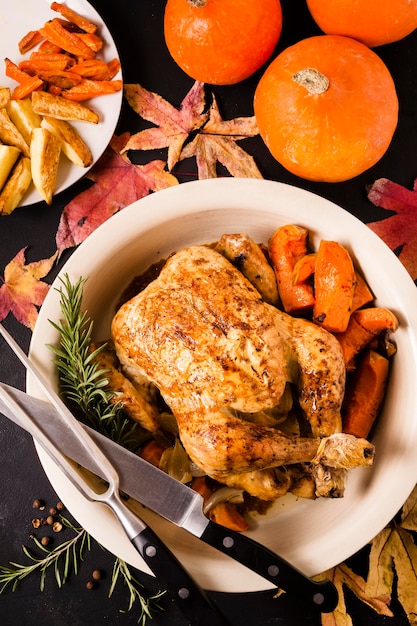 Foto grátis posição plana do prato de frango assado no dia de ação de graças com outros alimentos