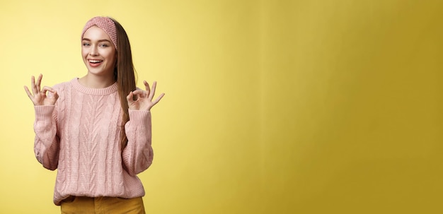 Foto grátis positiva atraente otimista jovem linda mulher europeia em s vestindo suéter casual faixa para a cabeça mostrando