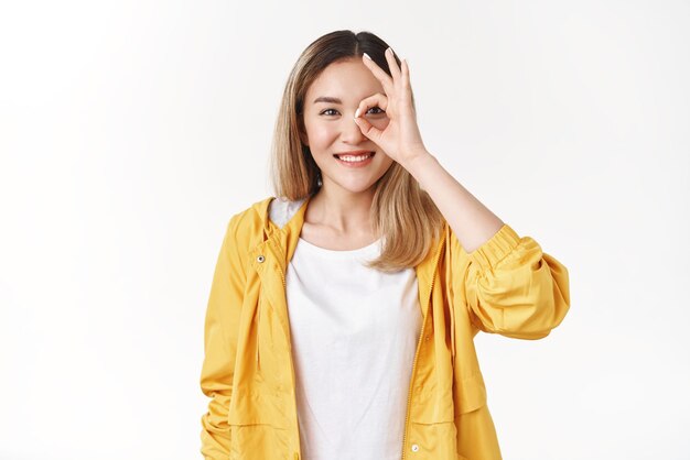 Positiva boba otimista moderna asiática loira feliz sorrindo amplamente aproveite o ensolarado show de verão frio da noite ok ok gesto assegure tudo olhar perfeito através do círculo divertido encantado