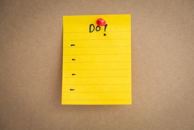 Post-it amarelo com uma lista elaborada