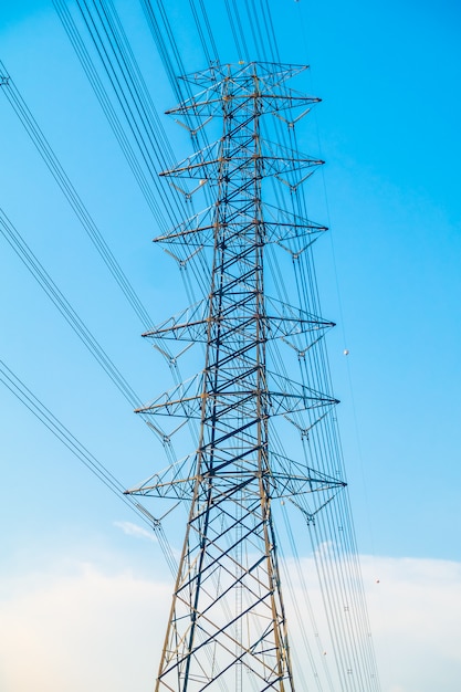 Poste de eletricidade com alta tensão