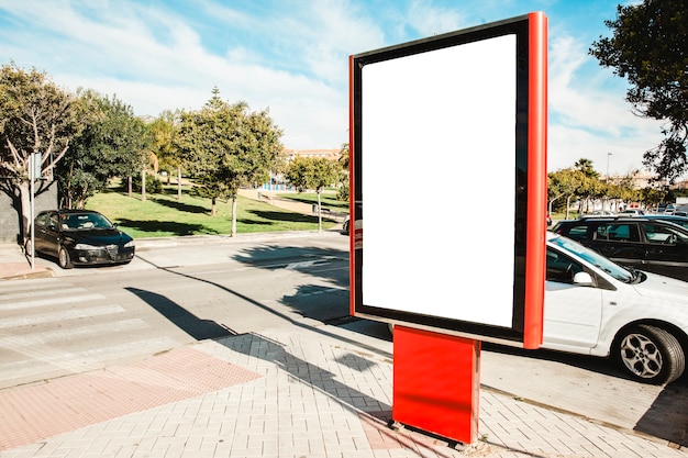 Poste de publicidade vazia da rua na luz solar