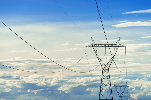 poste elétrico de alta tensão, poste de alta tensão no céu azul