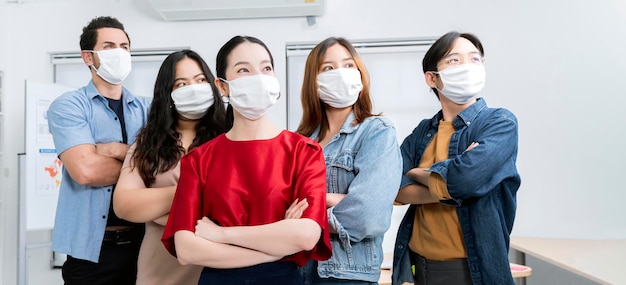 Foto grátis postura de ação de luta multirracial de inicialização de pequenas empresas asiáticas com papel de laptop e gráfico, todos mascaram para proteção covid19 corona flu evitar ideias saudáveis conceito fundo de escritório